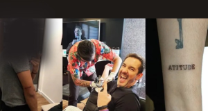 dono da Cacau Show fazendo tatuagem e braço tatuado de funcionário