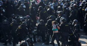 Policiais detêm manifestantes no centro de Los Angeles, Califórnia, em 8 de junho de 2025