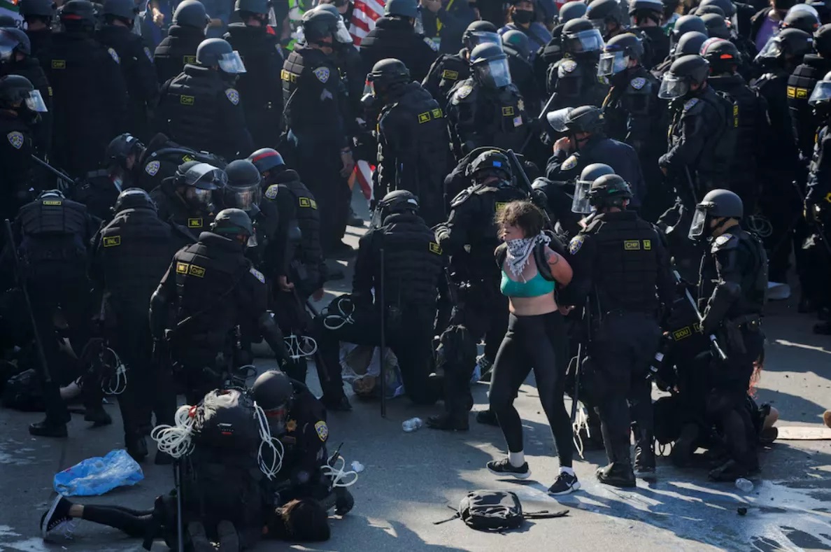 Policiais detêm manifestantes no centro de Los Angeles, Califórnia, em 8 de junho de 2025