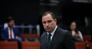 tenente-coronel Mauro Cid sério