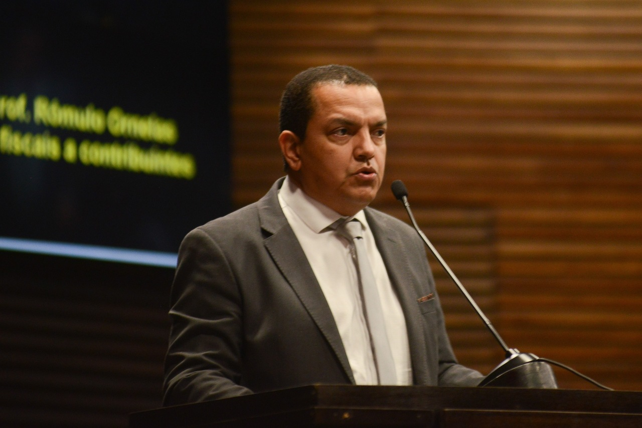 vereador Edmilson Souza (PSOL), da cidade de Guarulhos, em São Paulo, falando, sem olhar para a câmera
