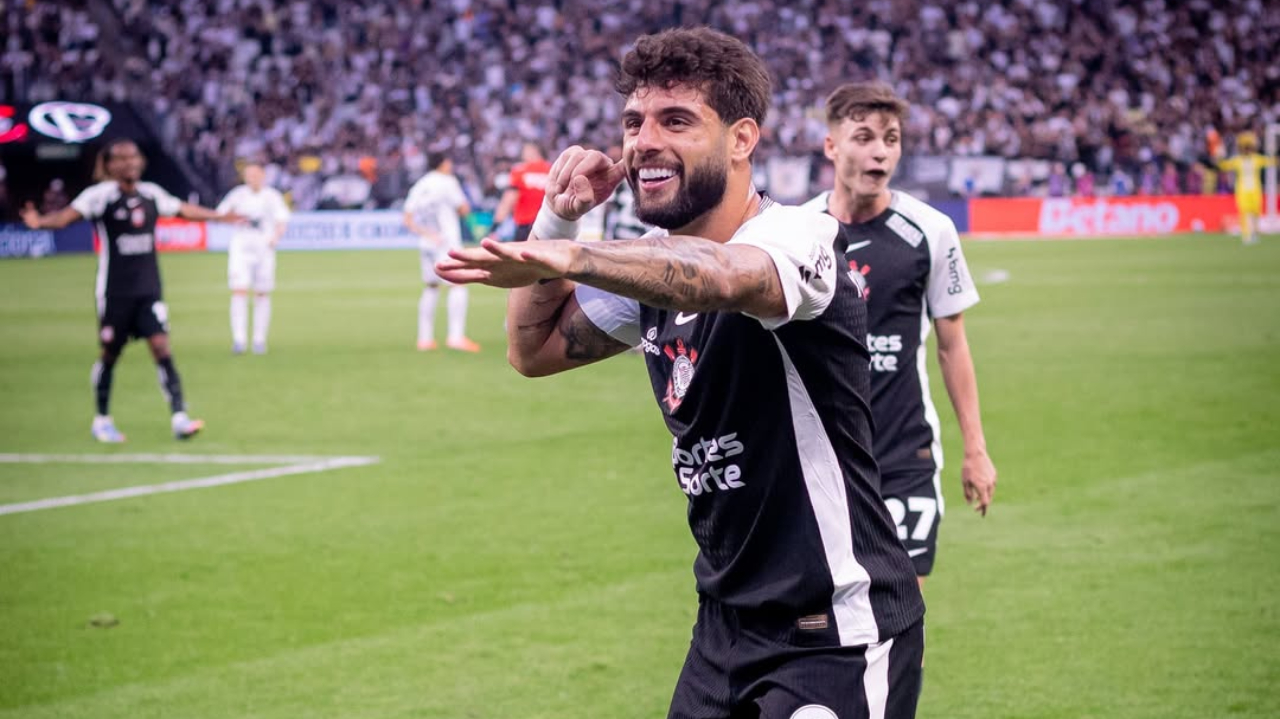 Yuri Alberto sorrindo em campo com uniforme do Corinthians