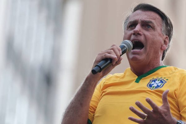 Estadão, da “escolha muito difícil”, detona Bolsonaro: "Patriota fajuto"