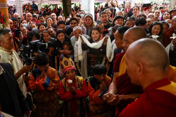 Luxo para quem prega desapego: festa de 90 anos do Dalai Lama tem bolo de 9 andares e ator de Hollywood