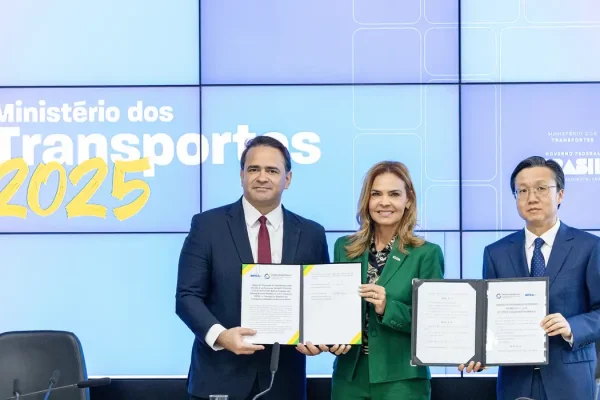 Brasil e China assinam acordo que prevê ferrovia entre Atlântico e Pacífico