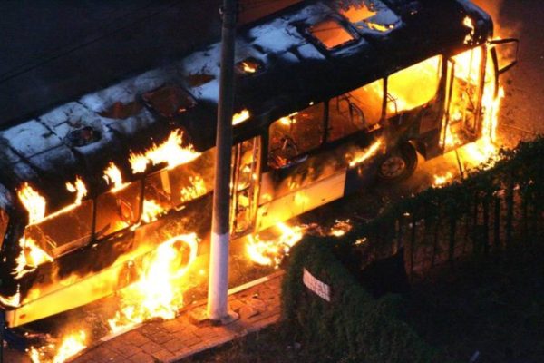 As pedradas de hoje e o maio em que os bandidos pararam São Paulo. Por Moisés Mendes