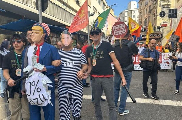 VÍDEO - Ato na 25 de Março contra Trump tem Bolsonaro preso e bandeiras comunistas