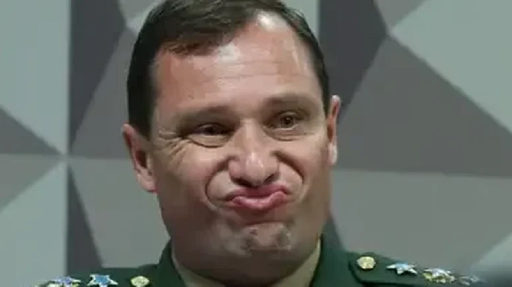 Mauro Cid fazendo careta