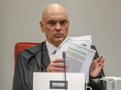 ministro do Supremo Tribunal Federal (STF) Alexandre de Moraes sério, mexendo em papeis