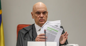 ministro do Supremo Tribunal Federal (STF) Alexandre de Moraes sério, mexendo em papeis