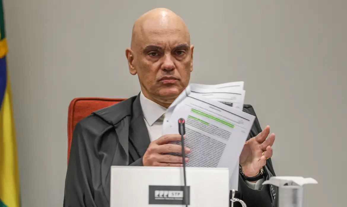 ministro do Supremo Tribunal Federal (STF) Alexandre de Moraes sério, mexendo em papeis