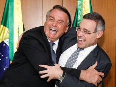 O ex-presidente Jair Bolsonaro (PL) e o ministro do Supremo Tribunal Federal (STF) André Mendonça abraçados e rindo