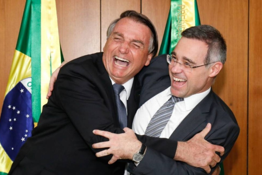 O ex-presidente Jair Bolsonaro (PL) e o ministro do Supremo Tribunal Federal (STF) André Mendonça abraçados e rindo