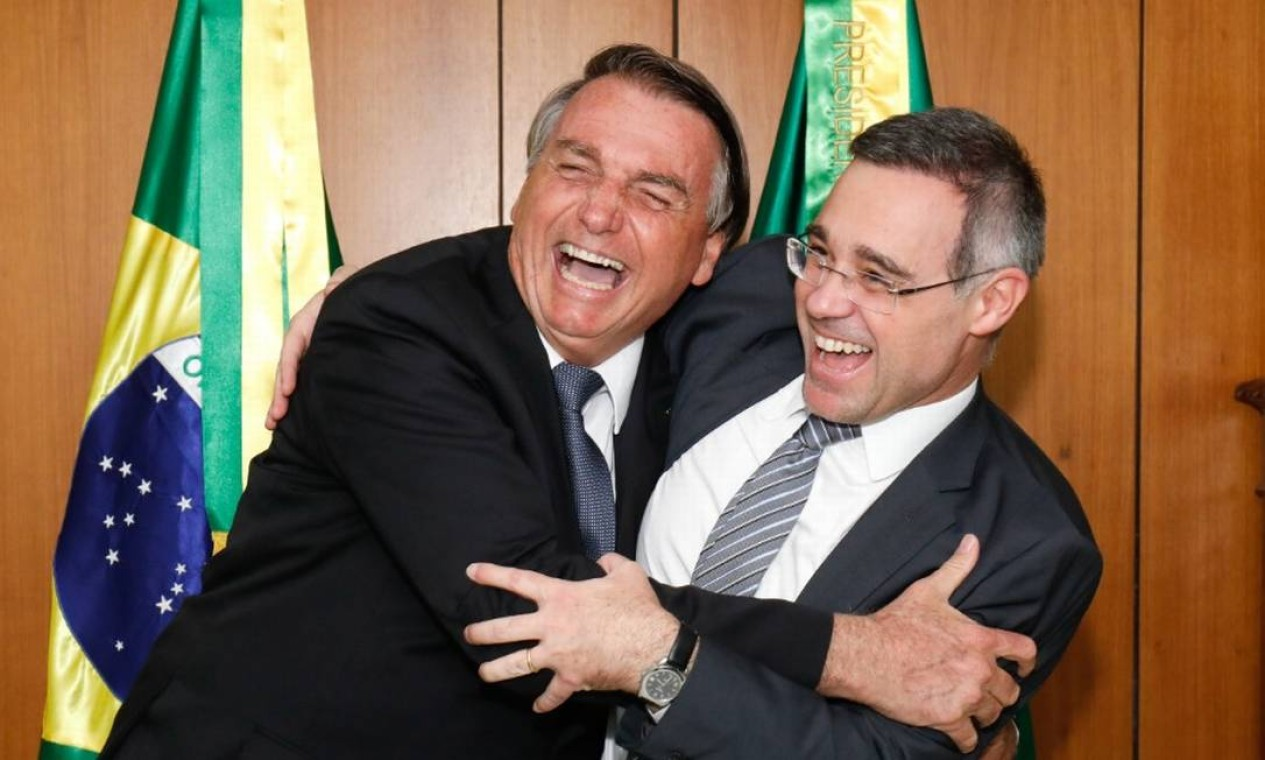 O ex-presidente Jair Bolsonaro (PL) e o ministro do Supremo Tribunal Federal (STF) André Mendonça abraçados e rindo