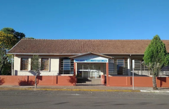 Fachada da escola Maria Nascimento Giacomazzi, no centro de Estação, no Rio Grande do Sul, em dia ensolarado