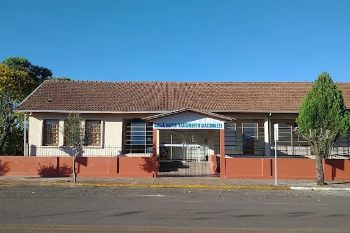 Fachada da escola Maria Nascimento Giacomazzi, no centro de Estação, no Rio Grande do Sul, em dia ensolarado
