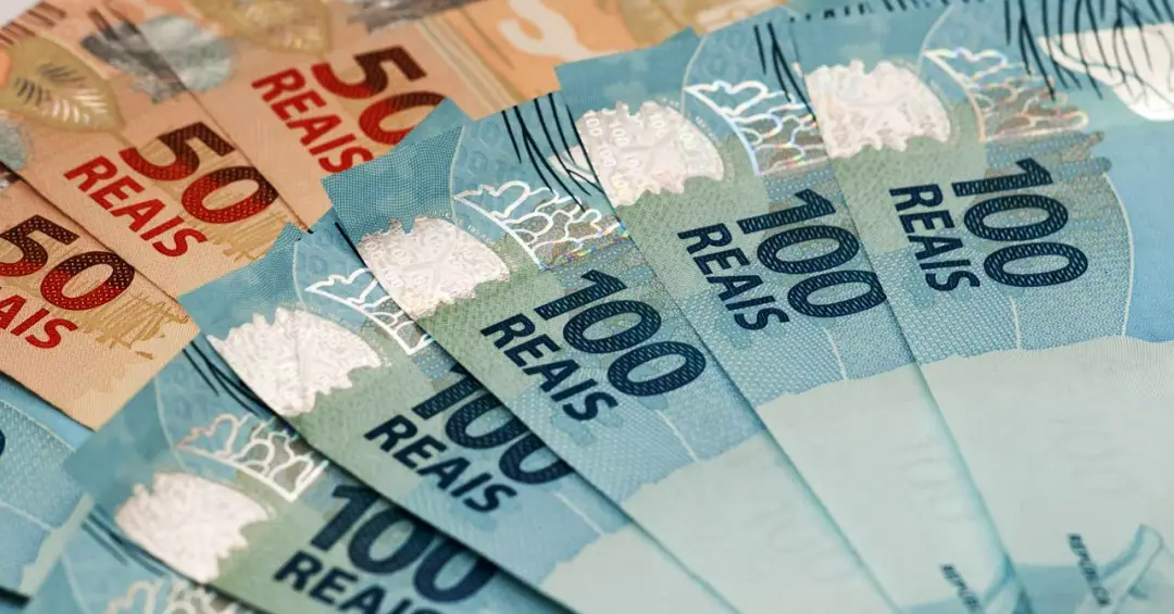 Cédulas de 50 e 100 reais