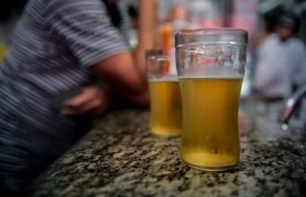 Copos de cerveja em balcão