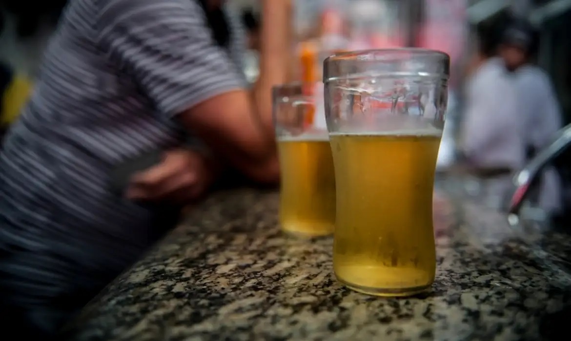 Copos de cerveja em balcão