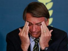 ex-presidente Jair Bolsonaro (PL) com cara de choro e mãos no rosto, olhando pra baixo