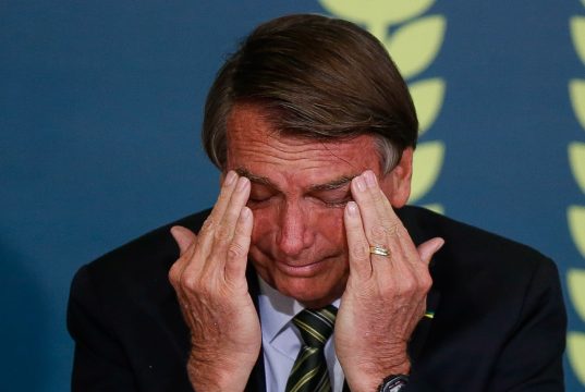 ex-presidente Jair Bolsonaro (PL) com cara de choro e mãos no rosto, olhando pra baixo