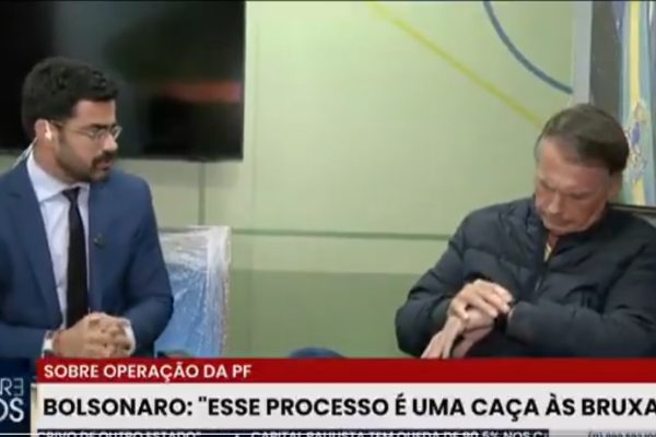 VÍDEO: Tornozeleira obriga repórter a encerrar entrevista com Bolsonaro; entenda