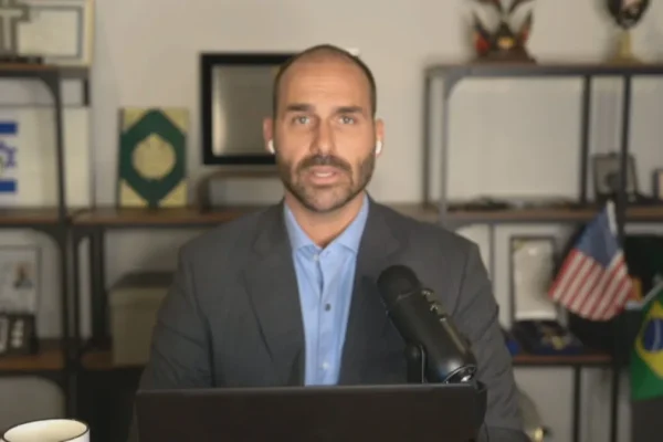 “Brasil será mergulhado no caos” e vira “Venezuela” se não ceder a Trump, diz Eduardo Bolsonaro