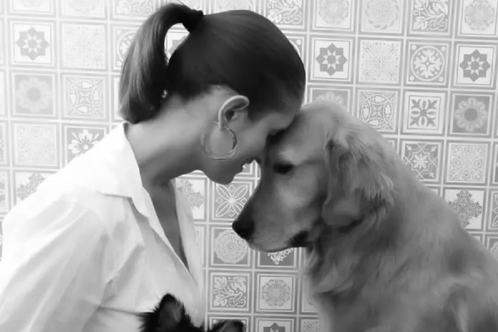 Labibi Amaral Mello com cachorro em foto em preto e branco