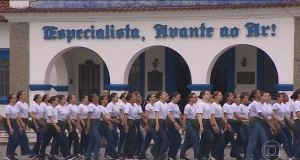 Brasileiras se alistam nas Forças Armadas, em fila