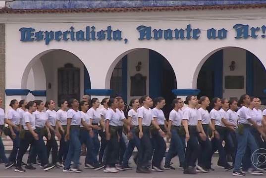 Brasileiras se alistam nas Forças Armadas, em fila