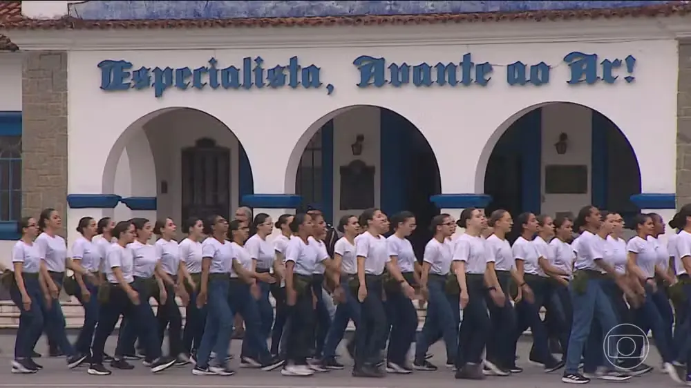 Brasileiras se alistam nas Forças Armadas, em fila