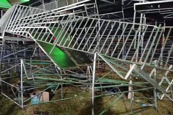 VÍDEO: Arquibancada desaba em rodeio e deixa 60 pessoas feridas em SP