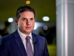 O presidente da Câmara, Hugo Motta (Republicanos-PB), olhando pra frente, sério, sem olhar para a câmera