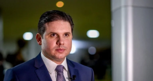 O presidente da Câmara, Hugo Motta (Republicanos-PB), olhando pra frente, sério, sem olhar para a câmera