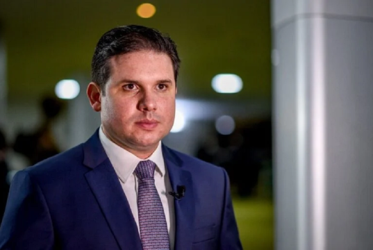 O presidente da Câmara, Hugo Motta (Republicanos-PB), olhando pra frente, sério, sem olhar para a câmera