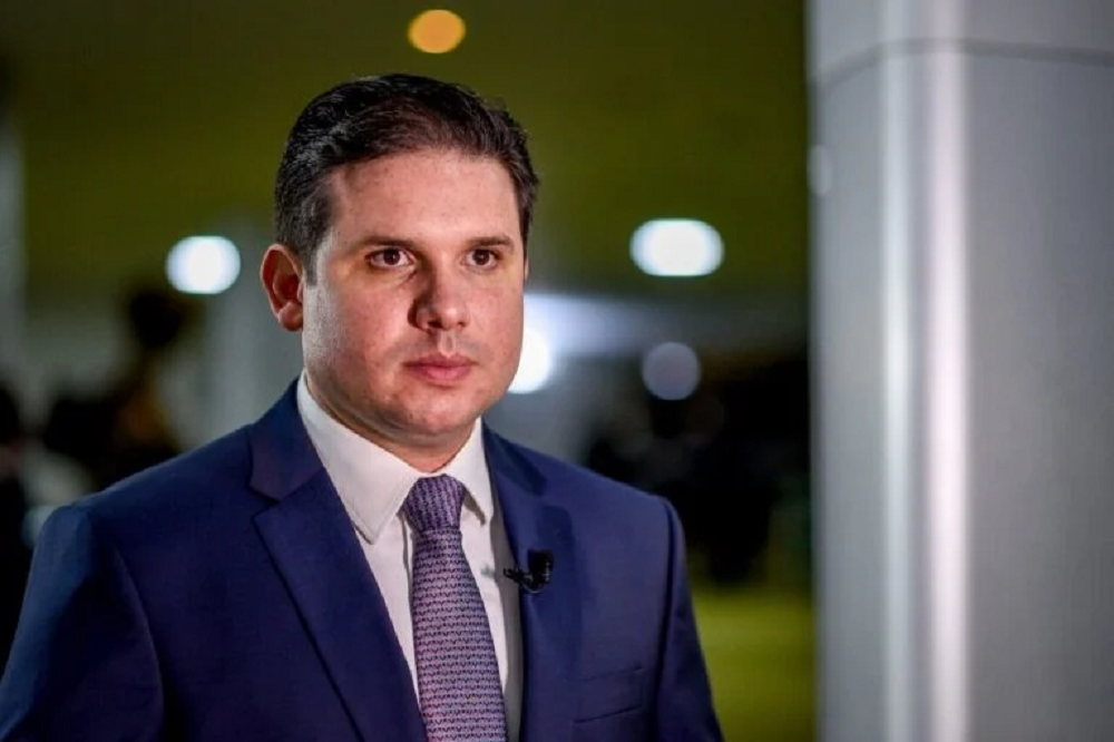 O presidente da Câmara, Hugo Motta (Republicanos-PB), olhando pra frente, sério, sem olhar para a câmera