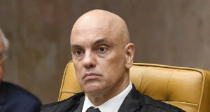 O ministro do Supremo Tribunal Federal (STF) Alexandre de Moraes com expressão pensativa, sem olhar para a câmera