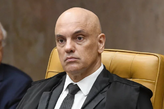 O ministro do Supremo Tribunal Federal (STF) Alexandre de Moraes com expressão pensativa, sem olhar para a câmera