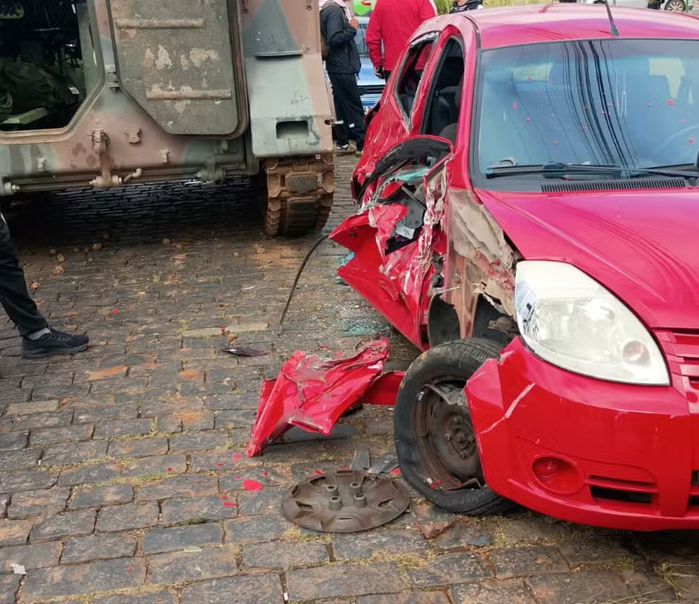 Carro vermelho com a lateral destruída