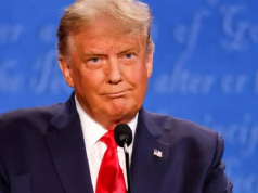 presidente Donald Trump olhando pra frente sorrindo