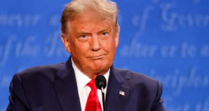 presidente Donald Trump olhando pra frente sorrindo