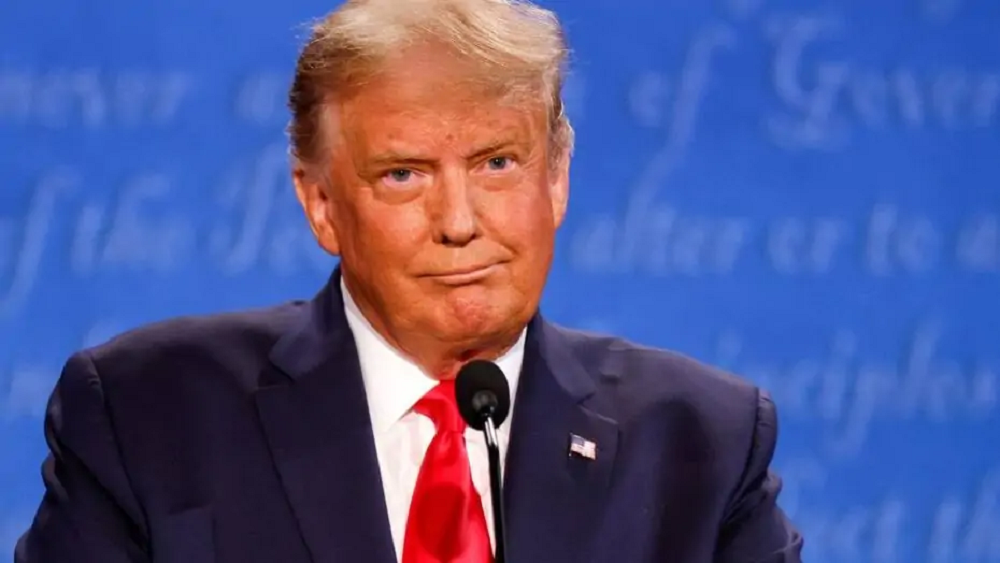 presidente Donald Trump olhando pra frente sorrindo