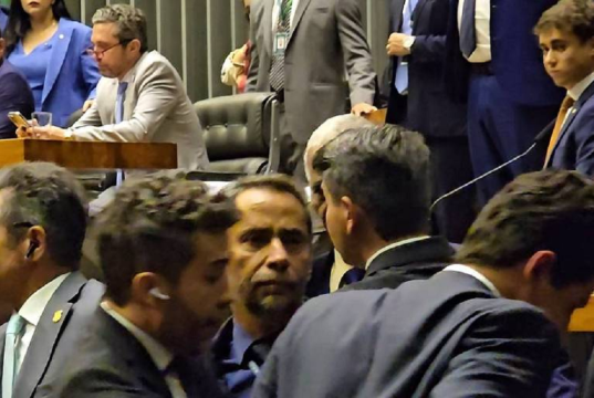 Tumulto no plenário
