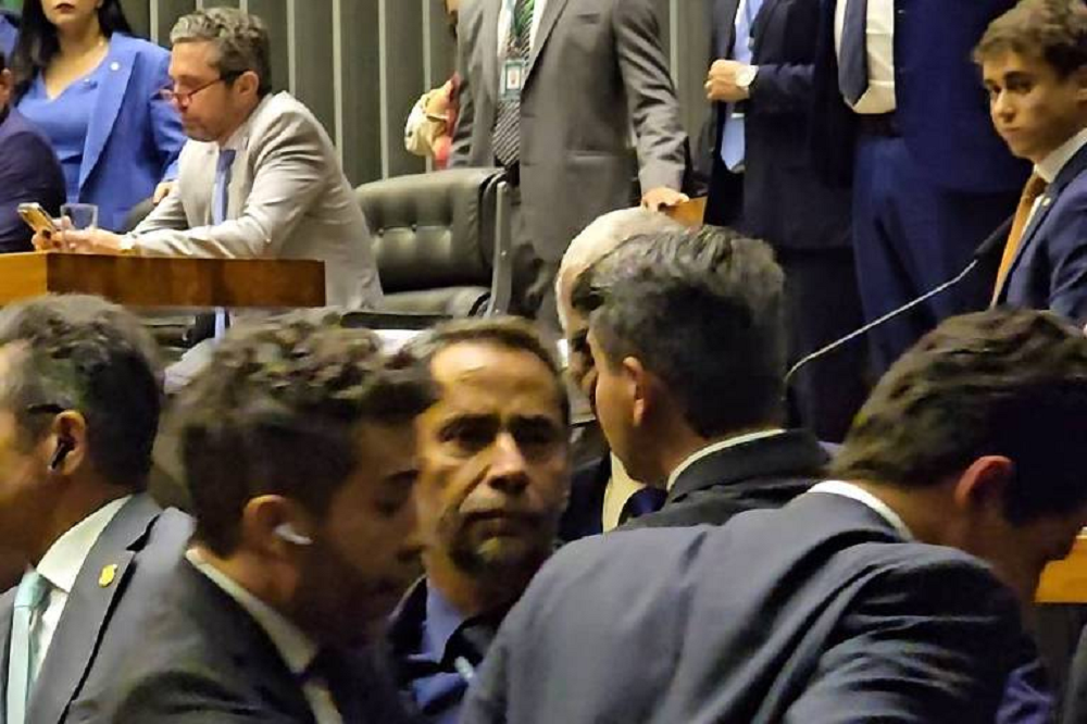 Tumulto no plenário