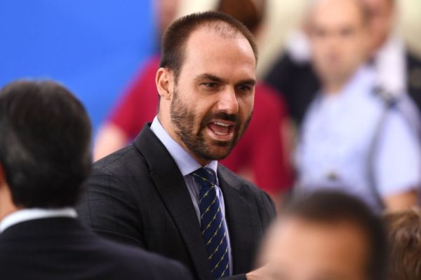 Com lei assinada por Bolsonaro, deputado solicita prisão de Eduardo