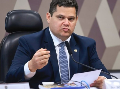 O presidente do Congresso Nacional e do Senado Federal, Davi Alcolumbre (União Brasil-AP), falando em microfone, sério, gesticulando