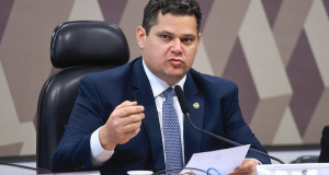 O presidente do Congresso Nacional e do Senado Federal, Davi Alcolumbre (União Brasil-AP), falando em microfone, sério, gesticulando