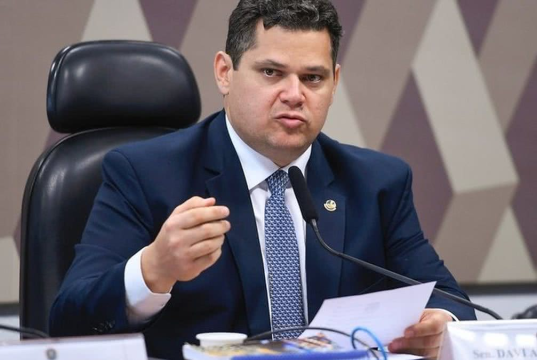 O presidente do Congresso Nacional e do Senado Federal, Davi Alcolumbre (União Brasil-AP), falando em microfone, sério, gesticulando