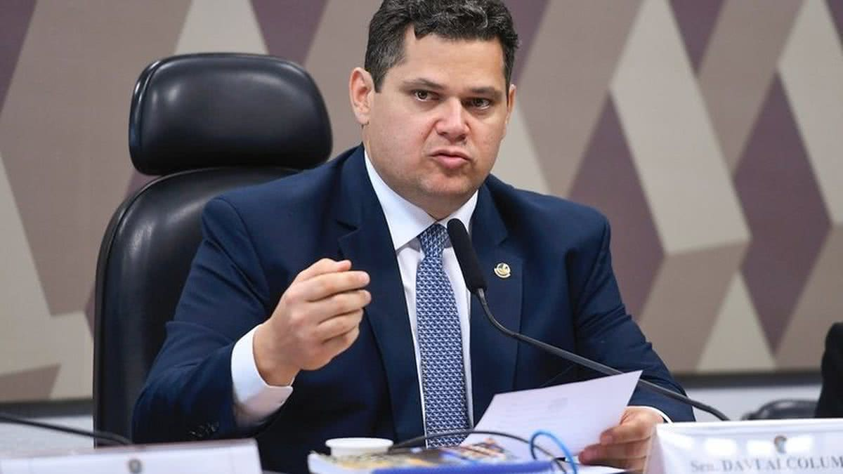 O presidente do Congresso Nacional e do Senado Federal, Davi Alcolumbre (União Brasil-AP), falando em microfone, sério, gesticulando