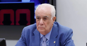O deputado federal Antonio Carlos Rodrigues (PL-SP) com expressão assustada